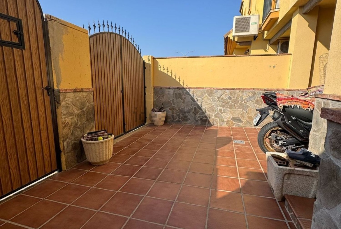Chalet-adosado-en-venta-en-calle-la-Huerta